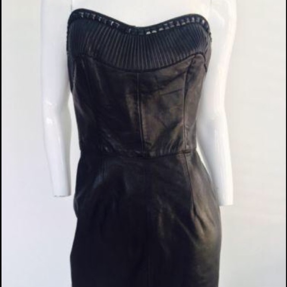 Black leather strapless dress.
Features a sweetheart plunge cleavage. - Picture 3 of 11